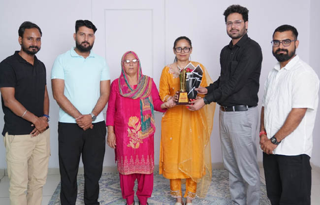 सोनीपत: जेआरएफ की देश भर में प्रथम स्थान पाने वाली नैंसी वीरु यादव सम्मानित करते हुए सोनीपत: जेआरएफ की देश भर में प्रथम स्थान पाने वाली नैंसी वीरु यादव सम्मानित करते हुए
