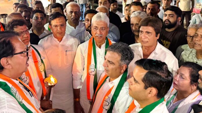 गुरुग्राम में वोट बचाओ-देश अभियान के तहत मशाल जुुलूस निकालते हरियाणा कांग्रेस प्रभारी संजय दत्त, प्रदेश अध्यक्ष राव नरेंद्र सिंह, पूर्व सांसद राज बब्बर, पूर्व सांसद अशोक तंवर और जिला अध्यक्ष (शहरी) पंकज डावर व अन्य नेता, कार्यकर्ता।