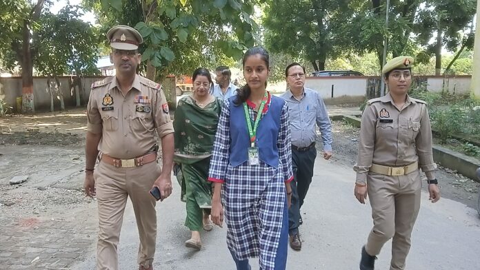 1 दिन के लिए थाना प्रभारी बनी उदिति शर्मा थाने का निरीक्षण करते हुए। 1 दिन के लिए थाना प्रभारी बनी उदिति शर्मा थाने का निरीक्षण करते हुए।