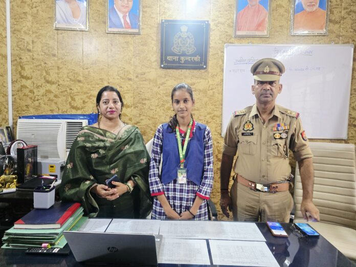 कुंदरकी थाना प्रभारी हम्बीर सिंह व मिशन शक्ति अभियान की प्रभारी बबीता महरोत्रा के साथ एक दिन की थाना प्रभारी उदिति शर्मा। कुंदरकी थाना प्रभारी हम्बीर सिंह व मिशन शक्ति अभियान की प्रभारी बबीता महरोत्रा के साथ एक दिन की थाना प्रभारी उदिति शर्मा।