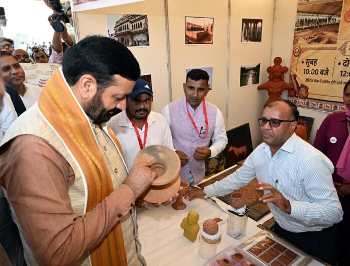 राखी गढ़ी महोत्सव के दौरान प्राचीन वस्तुओं के बारे में जानकारी लेते मुख्यमंत्री नायब सिंह सैनी। राखी गढ़ी महोत्सव के दौरान प्राचीन वस्तुओं के बारे में जानकारी लेते मुख्यमंत्री नायब सिंह सैनी।