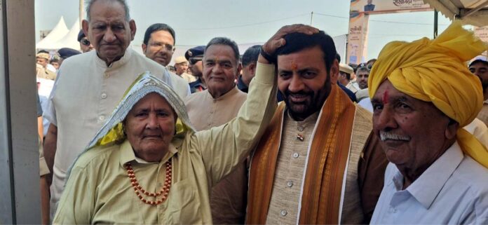 बुजुर्ग महिला से आशीर्वाद लेते हुए मुख्यमंत्री नायब सिंह सैनी। बुजुर्ग महिला से आशीर्वाद लेते हुए मुख्यमंत्री नायब सिंह सैनी।