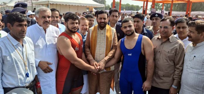 पहलवानों का दंगल का शुभारंभ करते हुए मुख्यमंत्री नायब सिंह सैनी व अन्य। पहलवानों का दंगल का शुभारंभ करते हुए मुख्यमंत्री नायब सिंह सैनी व अन्य।