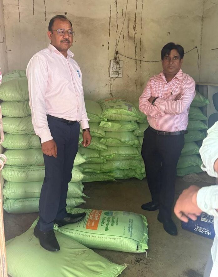 तावड़ू खंड में खाद विक्रेताओं की दुकानों का औचक निरीक्षण करते कृषि एवं किसान कल्याण विभाग के एसडीओ अजीत कुमार और उनकी टीम।