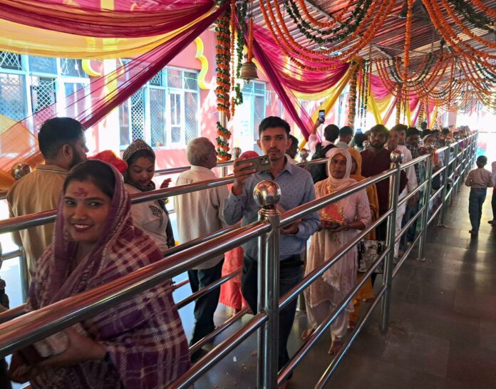 शारदीय नवरात्रि के नवें दिन श्री महामाया बालासुंदरी मंदिर त्रिलोकपुर में 5 हजार भक्तों ने टेका माथा, 8.14 लाख का चढ़ावा