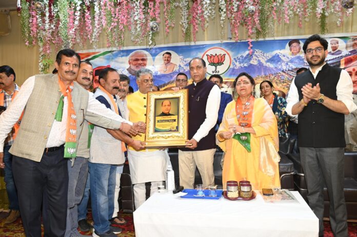 शाहपुर में आयोजित सम्मेलन में पूर्व मुख्यमंत्री और अन्य भाजपा नेता। शाहपुर में आयोजित सम्मेलन में पूर्व मुख्यमंत्री और अन्य भाजपा नेता।