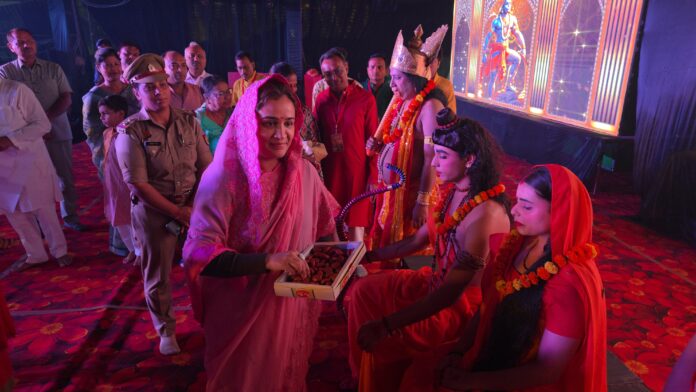 भगवान की आरती उतारती अपर्णा यादव