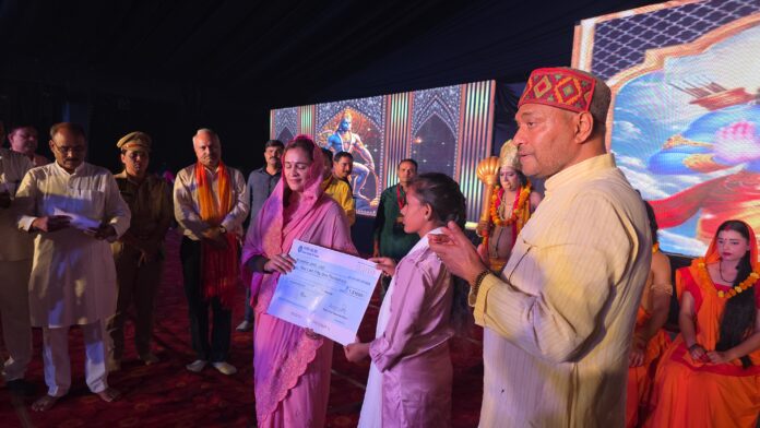 चेक प्रदान करती अपर्णा