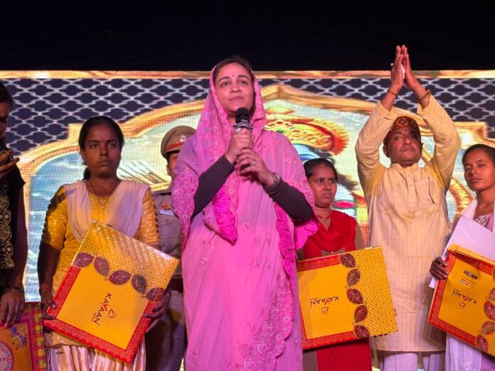 मंच से संबोधित करती हुई अपर्णा