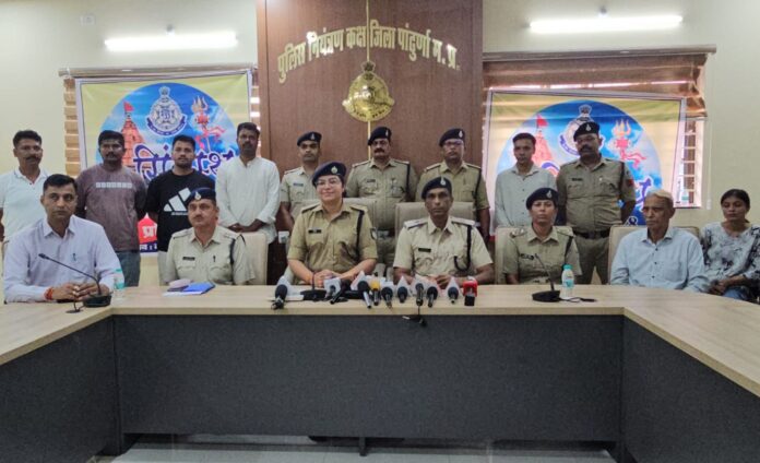 पाढुर्णा पुलिस द्वारा लूट की वारदात का खुलासा करते हुए