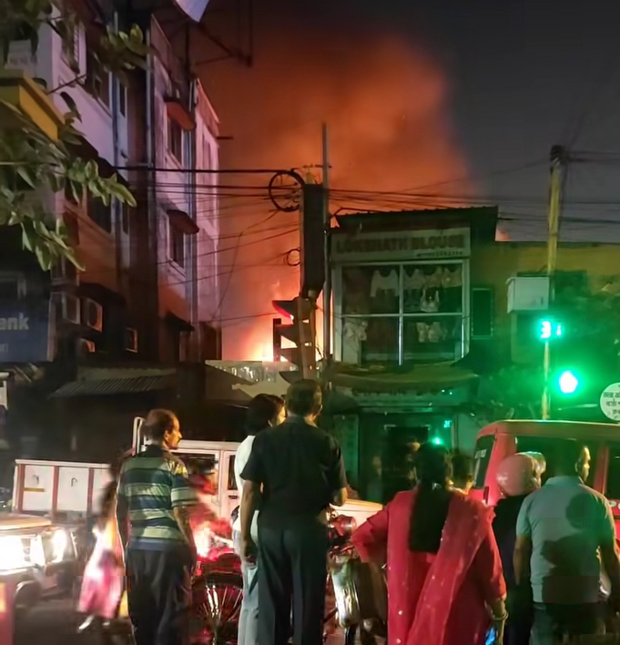 बाघाजातीन मार्केट में लगी आग बाघाजातीन मार्केट में लगी आग