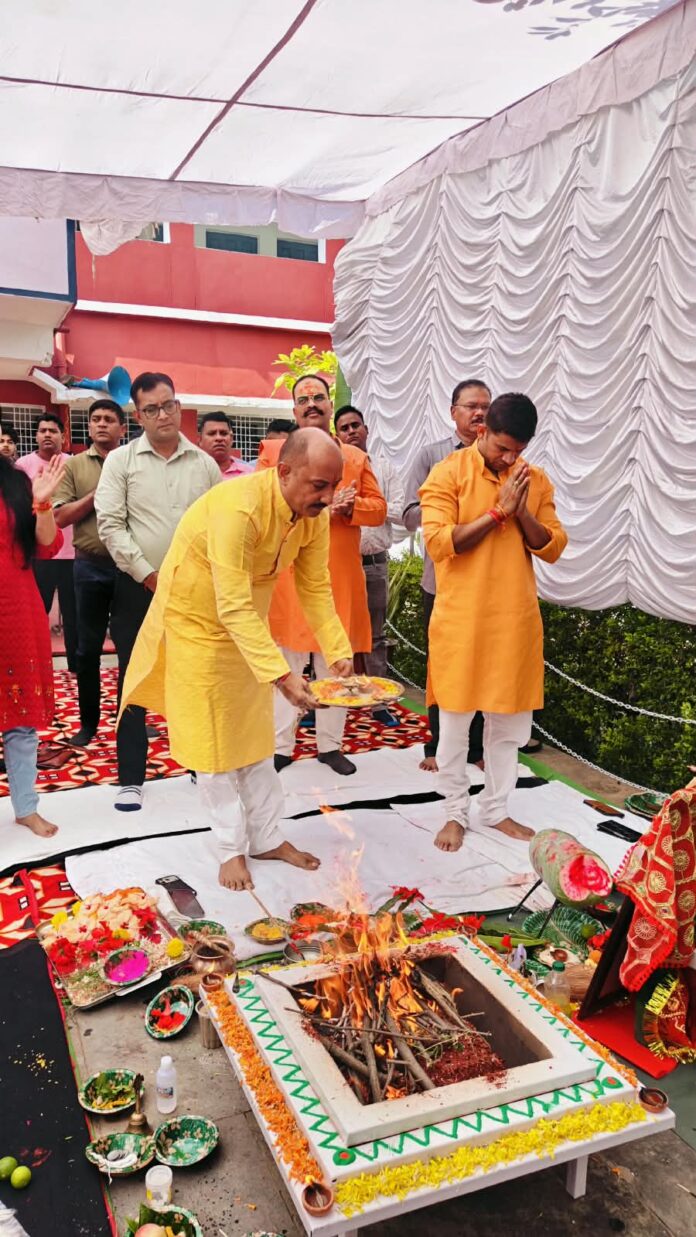 विजयादशमी पर एसपी विजय कुमार पाण्डेय ने पुलिस लाइन में की शस्त्र पूजा विजयादशमी पर एसपी विजय कुमार पाण्डेय ने पुलिस लाइन में की शस्त्र पूजा
