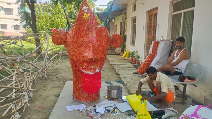रावण बनाते हुए