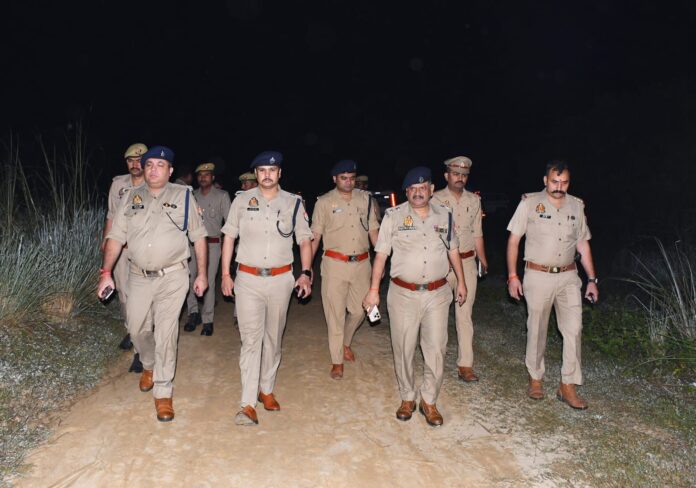 नानपारा में मुठभेड़ की सूचना पर निरीक्षण करते एसपी विश्वजीत श्रीवास्तव व अन्य