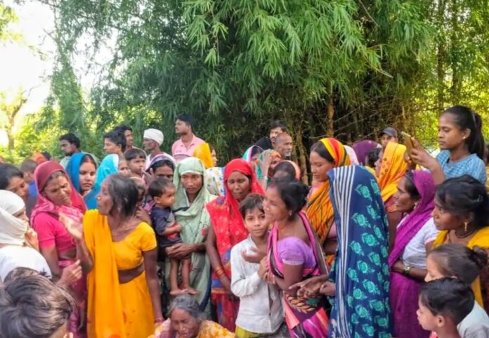 शव मिलने की सूचना पर रोते बिलखते परिजन व मौजूद ग्रामीण