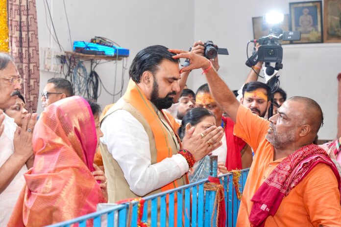 मुख्यमंत्री सम्राट चौधरी मां दुर्गा की पूजा के बाद आशीर्वाद लेते हुए मुख्यमंत्री सम्राट चौधरी मां दुर्गा की पूजा के बाद आशीर्वाद लेते हुए