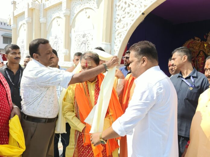 मंत्री डॉ. दिलीप जायसवाल ने दुर्गा पूजा पंडालों में टेका मत्था, मां दुर्गा से बिहार की सुख-समृद्धि की कामना