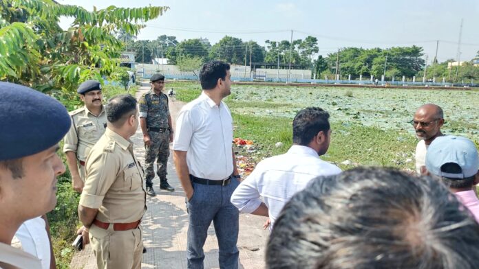 निरिक्षण करते हुए डीएम व एसपी निरिक्षण करते हुए डीएम व एसपी