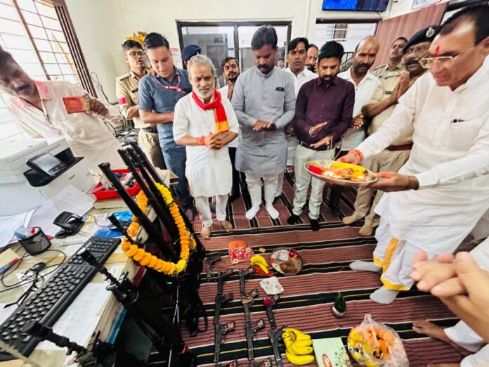 राज्यमंत्री पंवार ने थाना परिसर में किया शस्त्र पूजन राज्यमंत्री पंवार ने थाना परिसर में किया शस्त्र पूजन