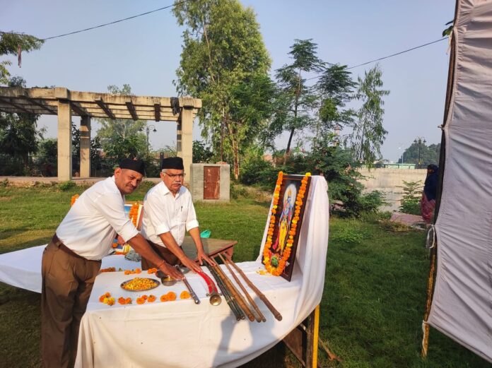 जयंती देवी मंदिर में शस्त्र पूजन करते हुए।