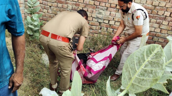रतिया। युवक का शव मिलने पर मौके पर पहुंचकर शव की शिनाख्त करते हुए शहर थाना प्रभारी