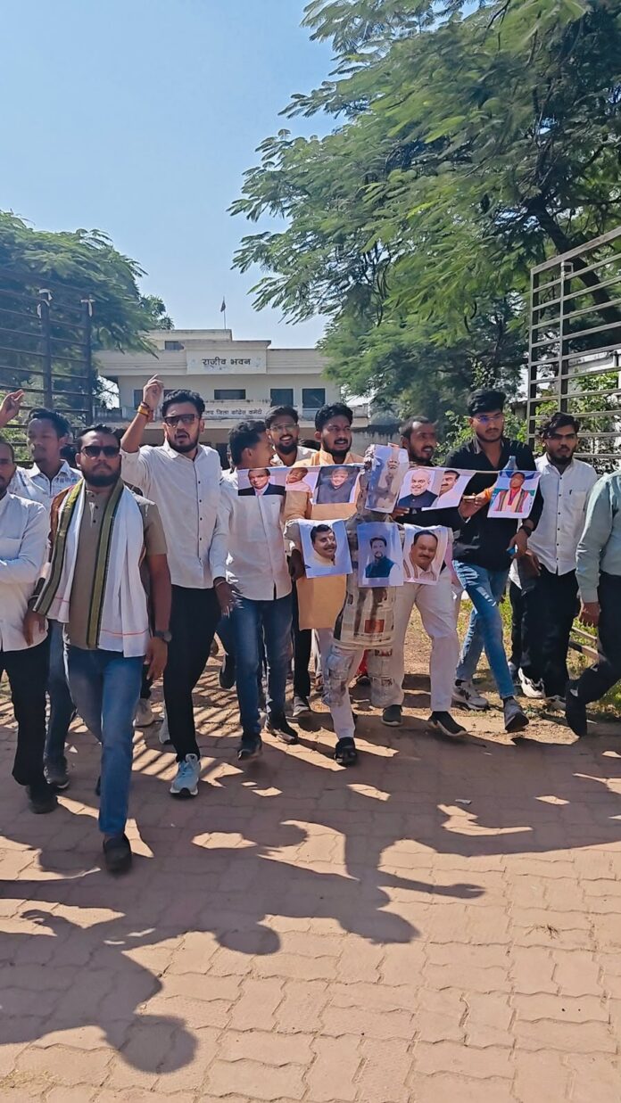प्रदर्शन करते कार्यकर्ता। प्रदर्शन करते कार्यकर्ता।