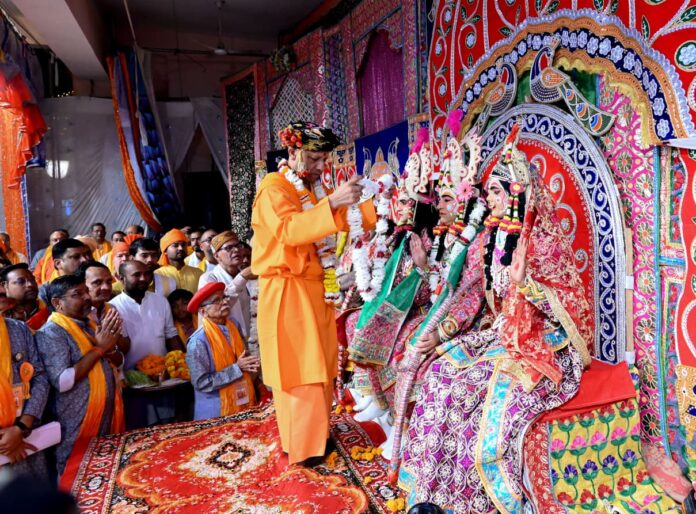फोटो कैप्शन: मानसरोवर रामलीला मैदान में विजयादशमी के अवसर पर आयोजित प्रभु श्रीराम के राजतिलक समारोह को संबोधित करते मुख्यमंत्री एवं गोरक्षपीठाधीश्वर योगी आदित्यनाथ। उन्होंने सामाजिक एकता, सांस्कृतिक विरासत की रक्षा और बुराइयों के विरुद्ध एकजुट होने क फोटो कैप्शन: मानसरोवर रामलीला मैदान में विजयादशमी के अवसर पर आयोजित प्रभु श्रीराम के राजतिलक समारोह को संबोधित करते मुख्यमंत्री एवं गोरक्षपीठाधीश्वर योगी आदित्यनाथ। उन्होंने सामाजिक एकता, सांस्कृतिक विरासत की रक्षा और बुराइयों के विरुद्ध एकजुट होने क