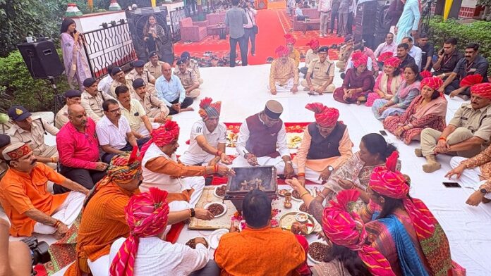 भोपाल में मंत्री सारंग शस्त्र पूजन करते हुए