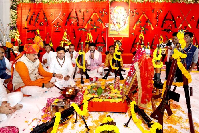 विजयदशमी पर इंदौर में शस्त्र पूजन करते हुए मुख्यमंत्री विजयदशमी पर इंदौर में शस्त्र पूजन करते हुए मुख्यमंत्री