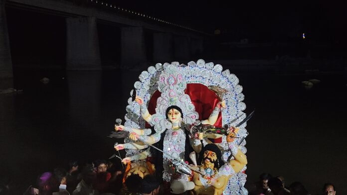 मां दुर्गा की प्रतिमा का विसर्जन