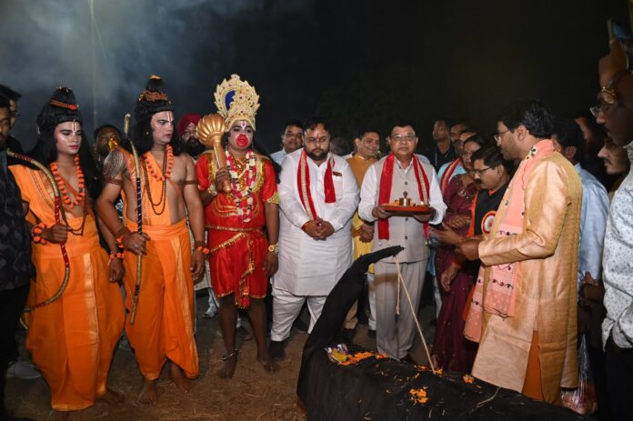 विजयादशमी पर शहर के प्रमुख दशहरा उत्सवों में शामिल हुए उद्योग मंत्री लखन लाल देवांगन विजयादशमी पर शहर के प्रमुख दशहरा उत्सवों में शामिल हुए उद्योग मंत्री लखन लाल देवांगन