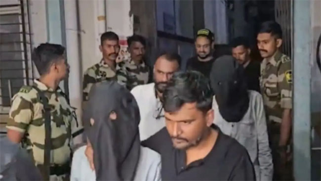 फोटो: टाइगर श्राफ पर फायरिंग करने वाले आरोपितों को मुंबई के जीटी अस्पताल में मेडिकल चेकअप के लिए ले जाते हुए फोटो: टाइगर श्राफ पर फायरिंग करने वाले आरोपितों को मुंबई के जीटी अस्पताल में मेडिकल चेकअप के लिए ले जाते हुए