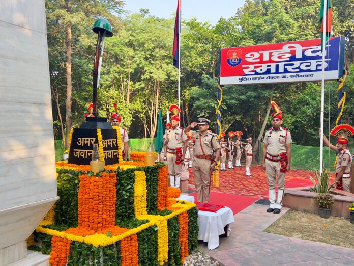 शहीद पुलिसकर्मियों को सलामी देते पुलिस आयुक्त सतेंद्र कुमार गुप्ता