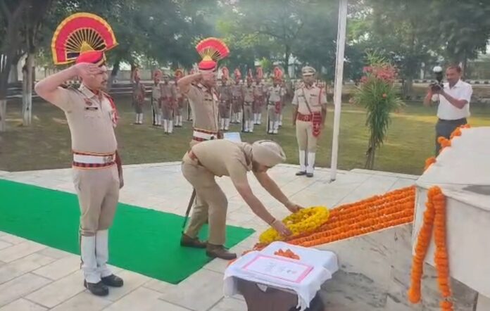 पुलिस स्मृति दिवस पर आयोजित समारोह में देश की सुरक्षा और आंतरिक शांति बनाए रखने के दौरान अपने प्राणों का बलिदान देने वाले पुलिस व अर्धसैनिक बलों के जवानों को श्रद्धांजलि देते एसपी मनप्रीत सिंह सूदन