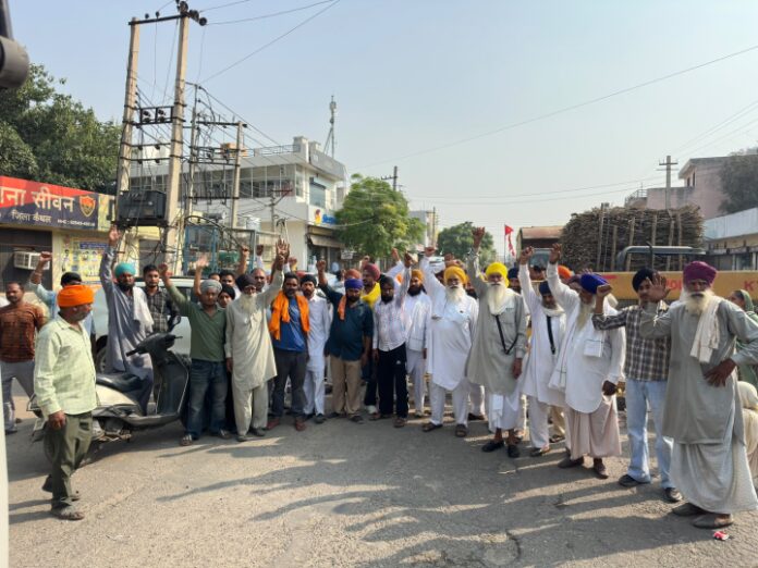 कैथल-पटियाला मार्ग पर सीवन पुलिस थाना के बाहर जाम लगाते परिजन व ग्रामीण।