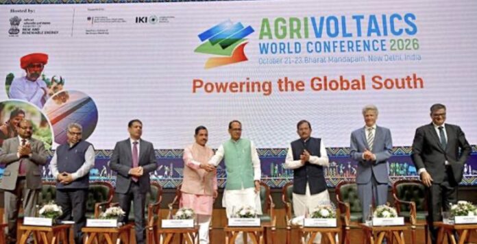 नई दिल्ली में बुधवार को भारत मंडपम में आयोजित सातवें एग्रीवोल्टाइक्स विश्व सम्मेलन 2026 के उद्घाटन सत्र में शामिल केंद्रीय मंत्री शिवराज सिंह चौहान, प्रल्हाद जोशी और अन्य अतिथि।