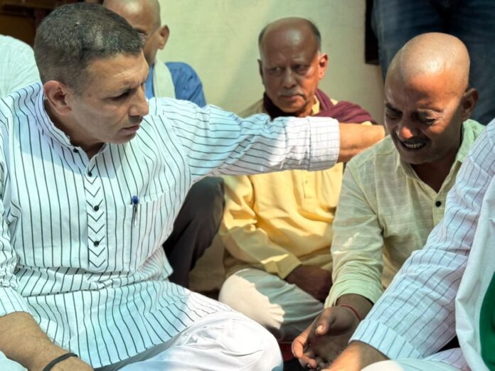 जीतू पटवारी ने शीतला माता मंदिर हादसे में जान गंवाने वाले लोगों के परिजनों से मुलाकात कीं