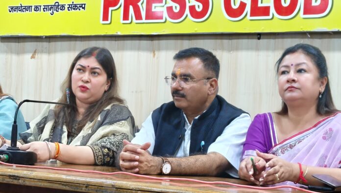 रागिनी नायक प्रेस वार्ता करते हुए साथ में आलोक शर्मा रागिनी नायक प्रेस वार्ता करते हुए साथ में आलोक शर्मा