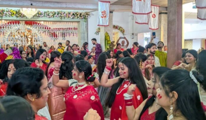 सिंदूर खेलते महिलाएं