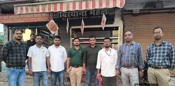कार्रवाई में शामिल टीम कार्रवाई में शामिल टीम