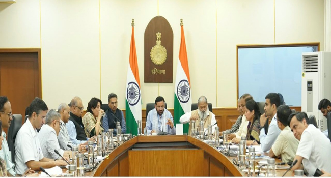 हरियाणा के मुख्यमंत्री नायब सिंह सैनी बिजली कर्मियाें की हड़ताल से पहले उपायुक्ताें के साथ बैठक करते हुए हरियाणा के मुख्यमंत्री नायब सिंह सैनी बिजली कर्मियाें की हड़ताल से पहले उपायुक्ताें के साथ बैठक करते हुए