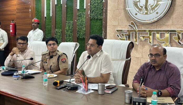 स्नातक एवं खंड शिक्षक निर्वाचन क्षेत्र के चुनाव के मद्देनजर कलेक्ट्रेट सभागार में अधिकारियों के साथ बैठक लेते हुए जिलाधिकारी सैमुअल पॉल एन