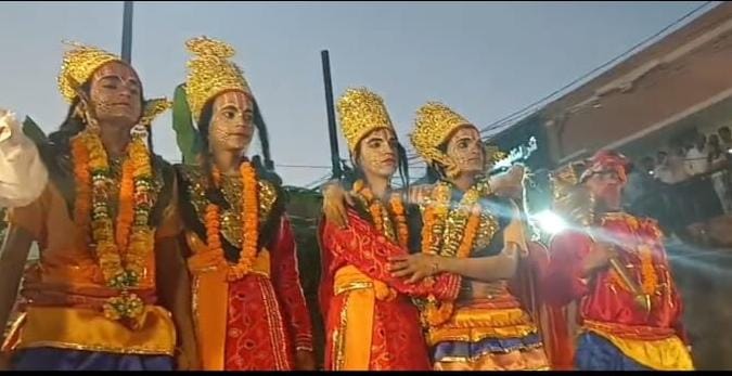 भारत मिलाप करते हुए मंच पर भारत मिलाप करते हुए मंच पर