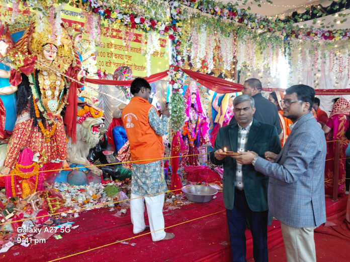 नेपाल के दुर्गापूजा पंडाल में पूजा करते बांग्लादेश के राजदूत नेपाल के दुर्गापूजा पंडाल में पूजा करते बांग्लादेश के राजदूत