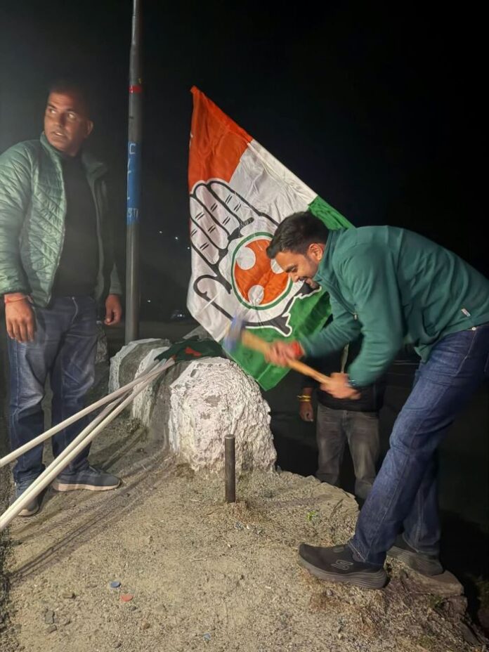 बैनर लगाते युवा कांग्रेस अध्यक्ष ।