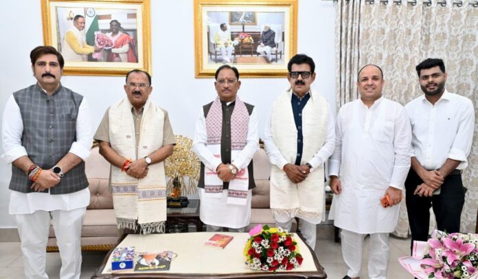 मुख्यमंत्री साय से राजस्थान विधानसभा के अध्यक्ष वासुदेव देवनानी मुलाकात करते हुए
