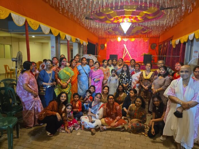 मेघवालका की पूजा में समिति के सभी निवासियों ने बढ़ चढ़कर हिस्सा लिया सामूहिक फोटो मेघवालका की पूजा में समिति के सभी निवासियों ने बढ़ चढ़कर हिस्सा लिया सामूहिक फोटो