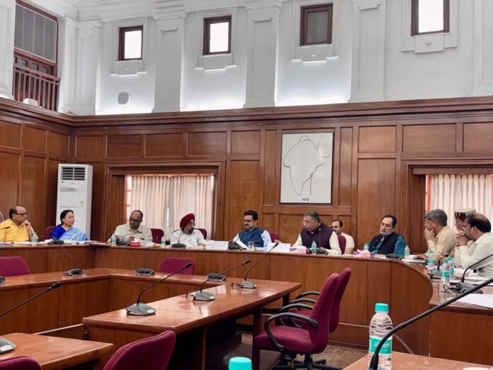 कुलपति प्रो. योगेश सिंह दीक्षांत समारोह की तैयारियों को लेकर संबंधित अधिकारियों के साथ बैठक कर व्यवस्थाओं की समीक्षा की। कुलपति प्रो. योगेश सिंह दीक्षांत समारोह की तैयारियों को लेकर संबंधित अधिकारियों के साथ बैठक कर व्यवस्थाओं की समीक्षा की।