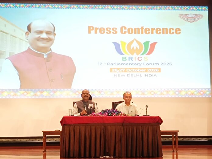 लोकसभा अध्यक्ष ओम बिरला संवाददाता सम्मेलन के दौरान मौजूद।