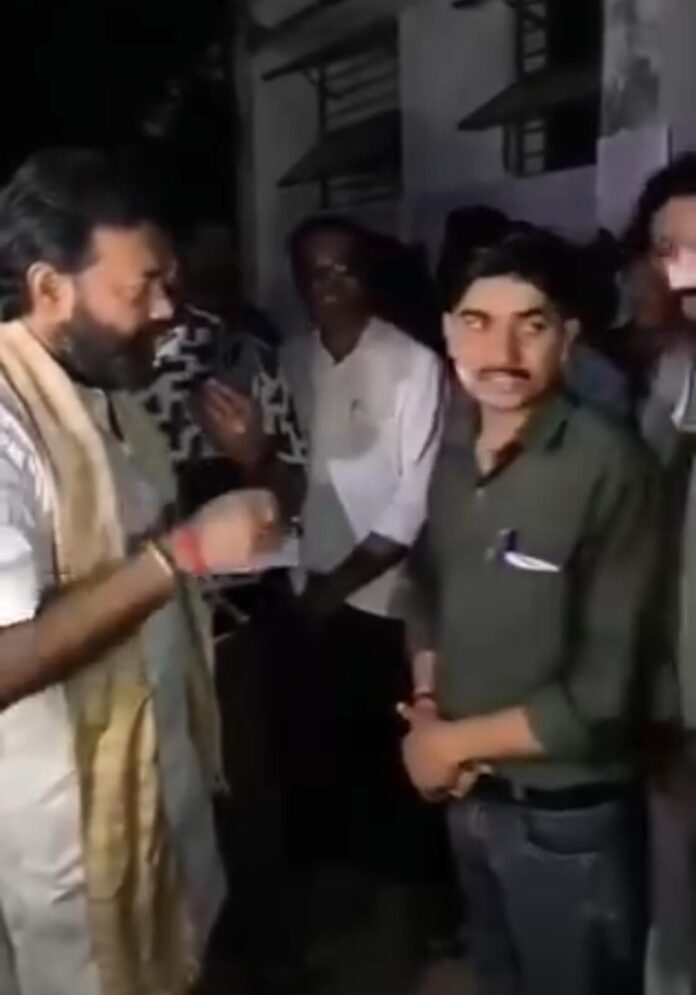 गोदाम प्रभारी से पूछताछ करते चरखारी विधायक ब्रजभूषण राजपूत